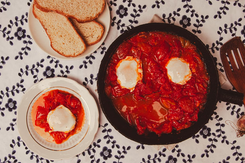 Shakshuka – egg posjert i krydret tomatsaus