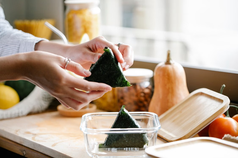 Onigiri – slik former du japanske risboller