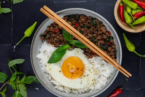 Pad kra pao – thailandsk basilikumwok med stekt egg