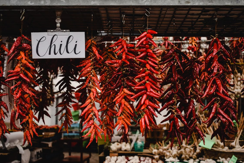 Knipper med tørket rød chili som henger til tørk på et marked