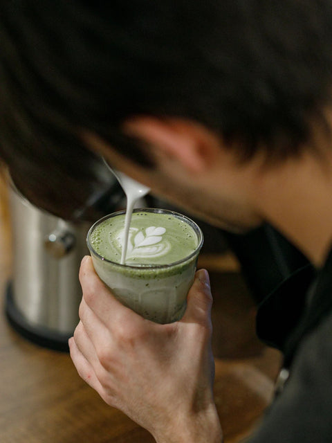 Hva er matcha, og hvordan lager du matcha latte?