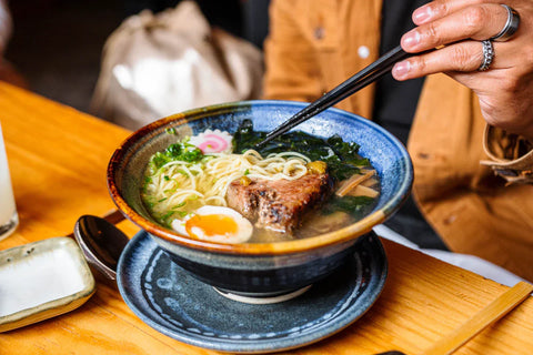 Slik lager du ekte ramen hjemme fra bunnen